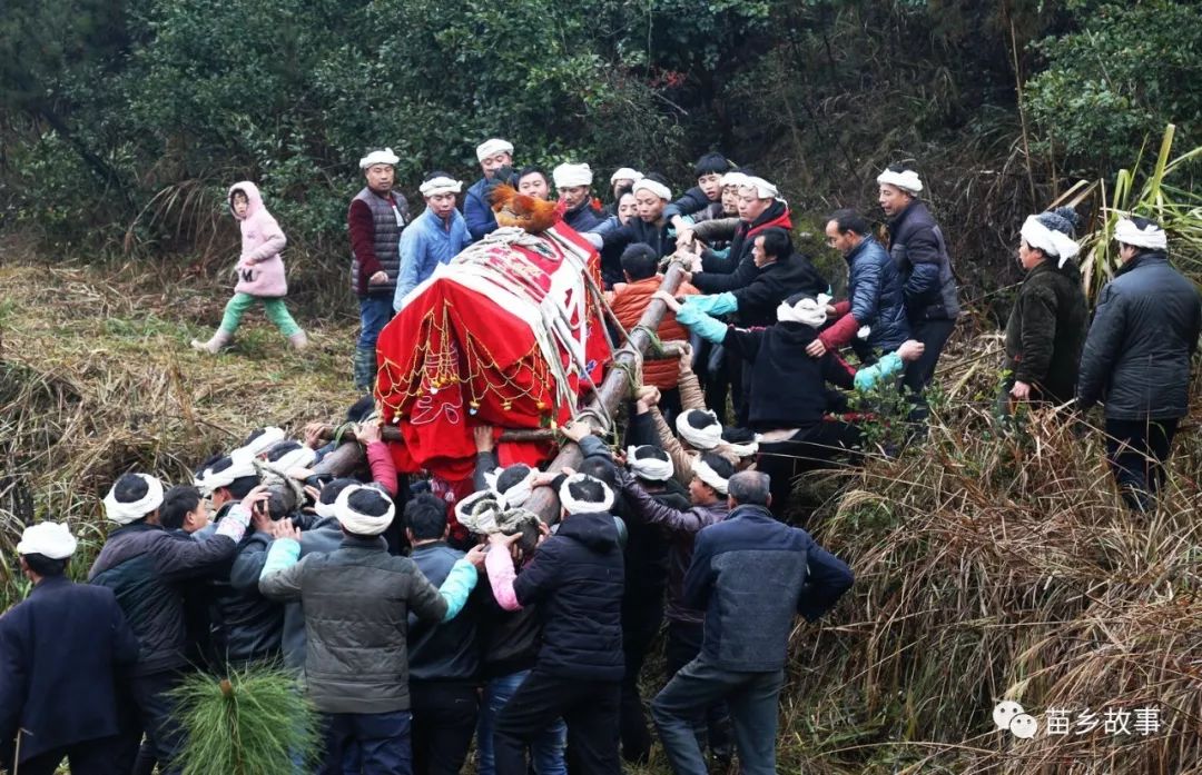 苗族丧葬习俗:巴狄扎的葬礼,车亡灵上天国的神圣仪式