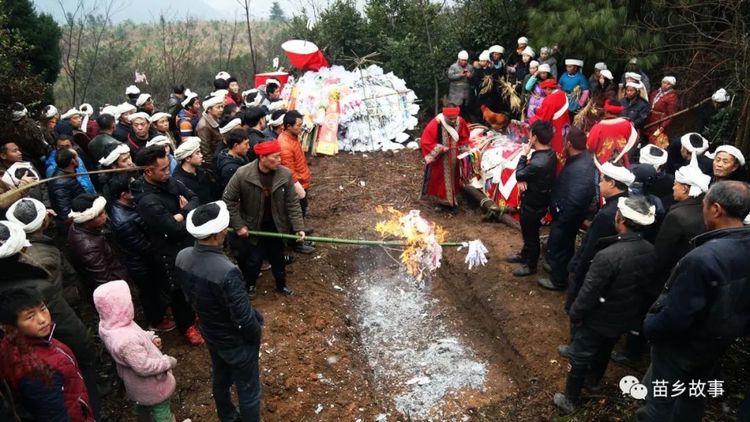 苗族丧葬习俗:巴狄扎的葬礼,车亡灵上天国的神圣仪式