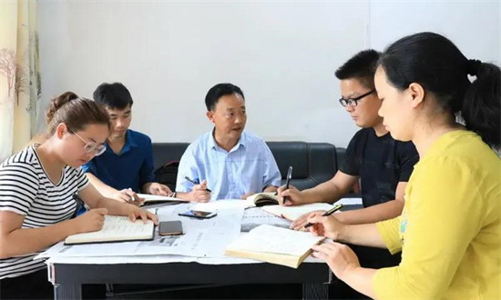 姜启云与驻村工作队、村支两委座谈